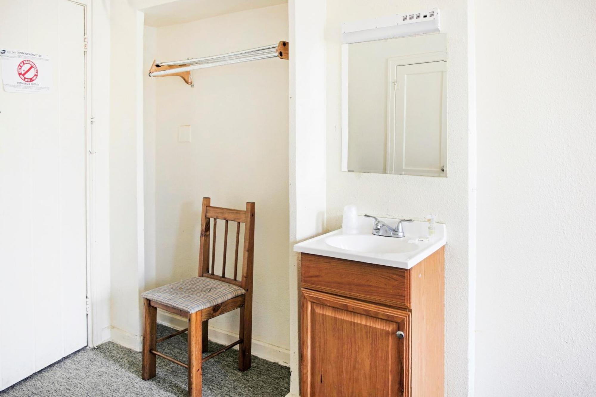 Oyo Historic Cameron Hotel Brownsville I-69E エクステリア 写真