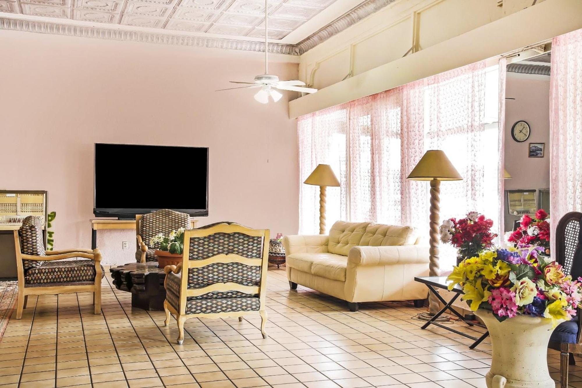 Oyo Historic Cameron Hotel Brownsville I-69E エクステリア 写真