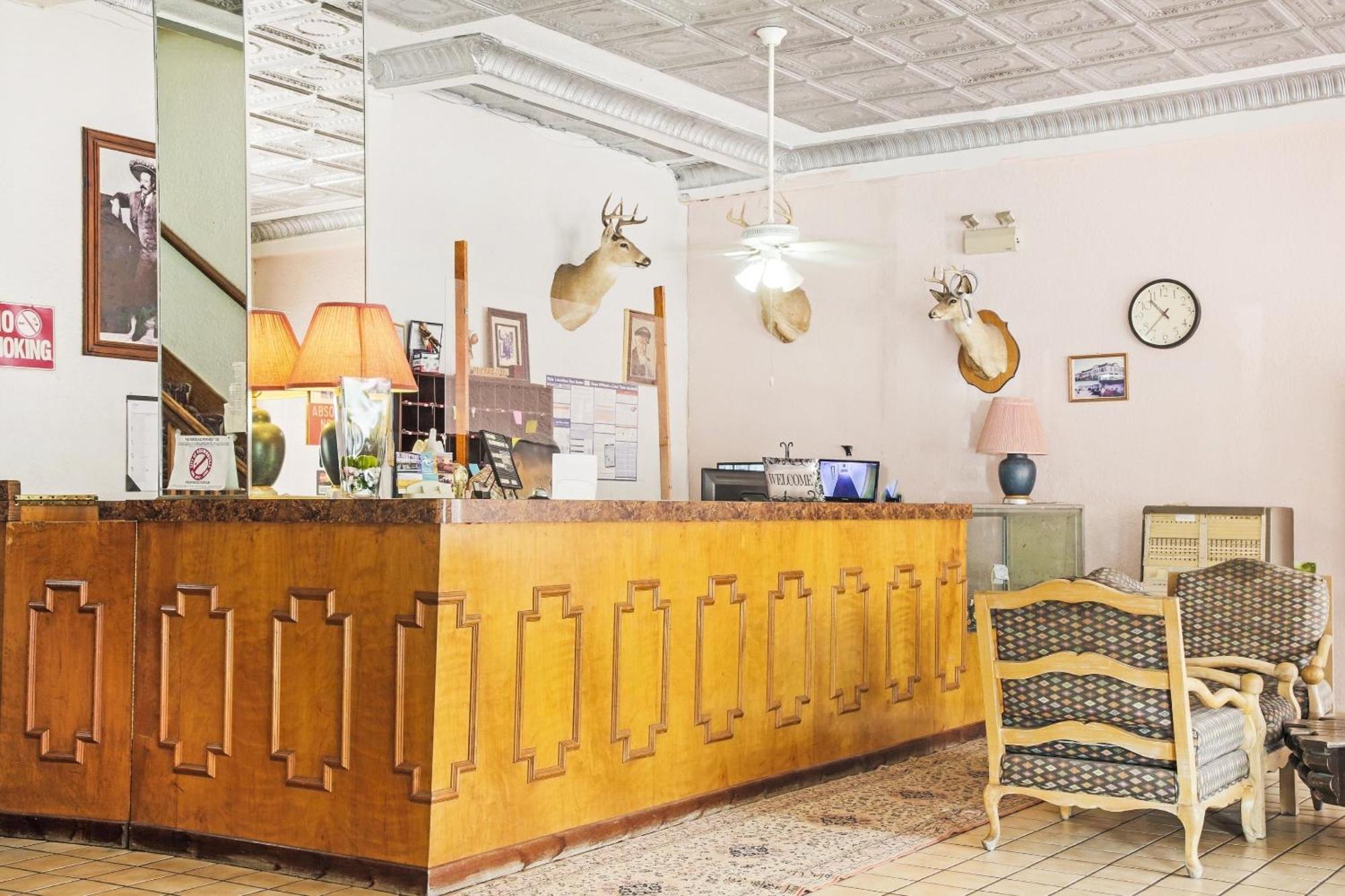 Oyo Historic Cameron Hotel Brownsville I-69E エクステリア 写真